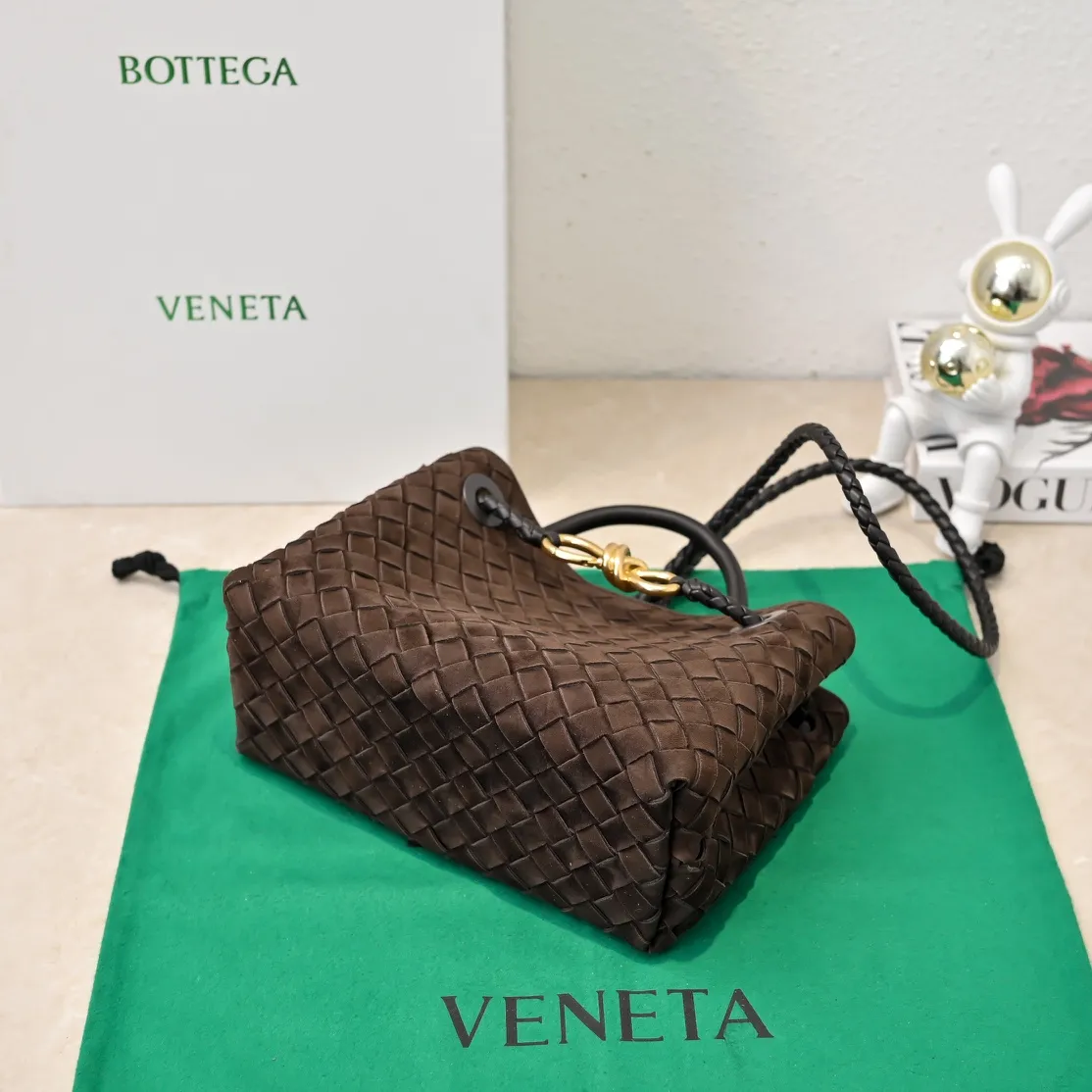 The 2024 new Andiamo batch 1920 BV has been shipped‼ ️Really popular🔥The new Andiamo woven handbag launched by Bottega Veneta this season is really popular all over the world! ! Celebrities at home and abroad have worn it, and Oscar-winning actress Michelle Yeoh has taken it out on the street. Song Jia, Trai Yara, Yu Feihong, Sanji Ayaka, Rosie Hunting-Whiteley, Yoshioka Riho, etc. have all picked up this bag. It is classic and versatile, showing off its temperament, and the bag capacity is also large, which is very convenient for daily commuting! ! A variety of carrying methods, the shoulder straps can be adjusted by yourself, the original lambskin feels soft and delicate, and the neutral style is created to break gender boundaries and bring a more practical and longer-lasting use experience. Andiamo, which has both elegant and casual styles, perfectly interprets the true appearance of "fashionable old money style". Style number: 7463 (suede) Size: 25*22*10.5cm